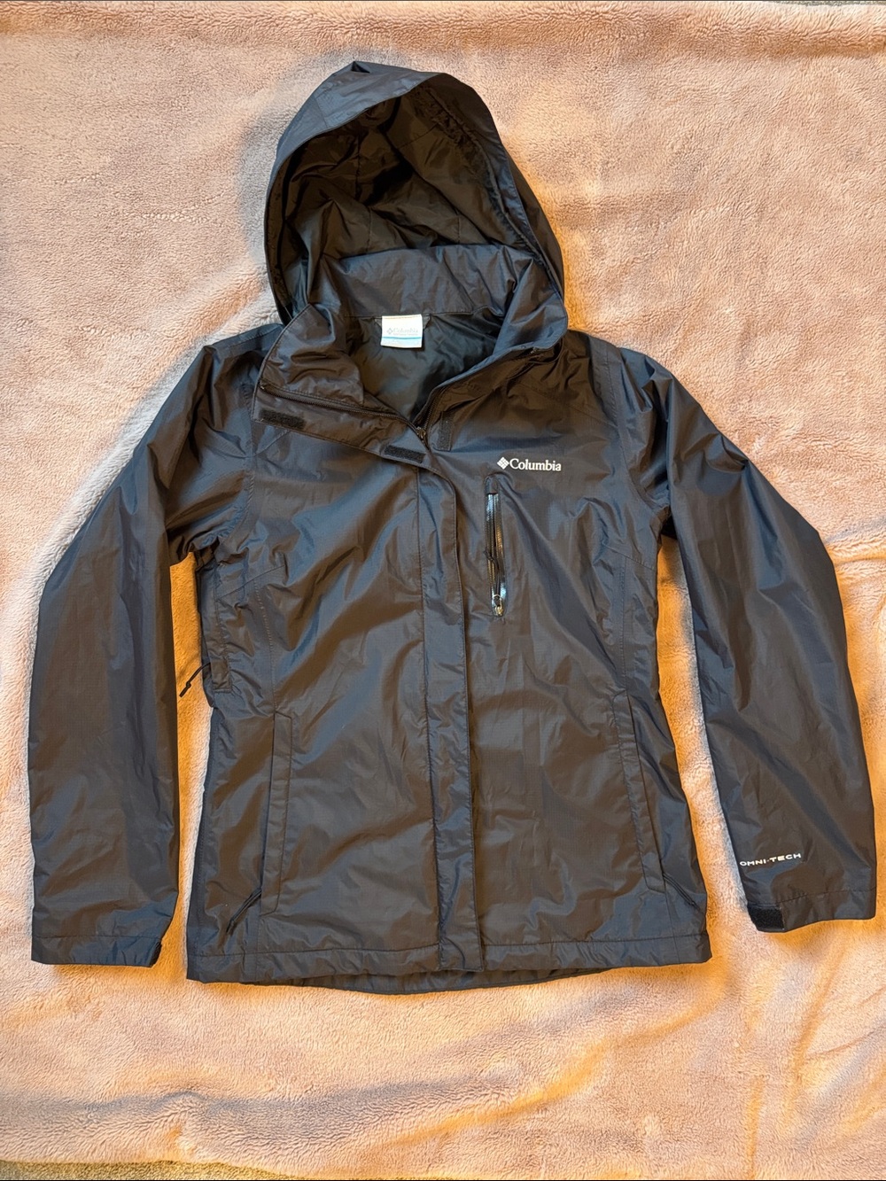 Columbia women’s Omni-Tech waterproof/breathable rain jacket in Black Size Small